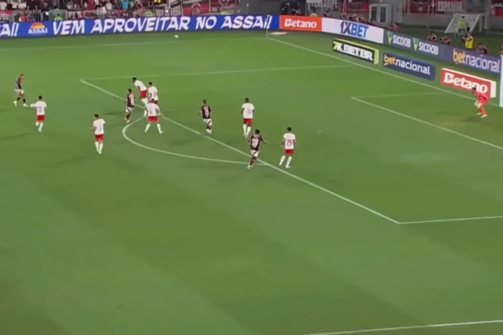 Jogador do Flamengo, Arrascaeta, chuta cruzado e marca o primeiro gol da vitória de 3 a 0 sobre o Bragantino no Brasileirão.