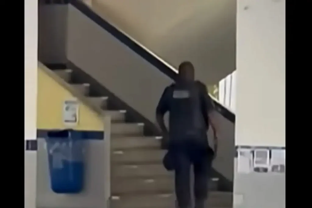 polícia e viaturas no local da escola técnica onde homem atacou professora; suspeito está sendo procurado.