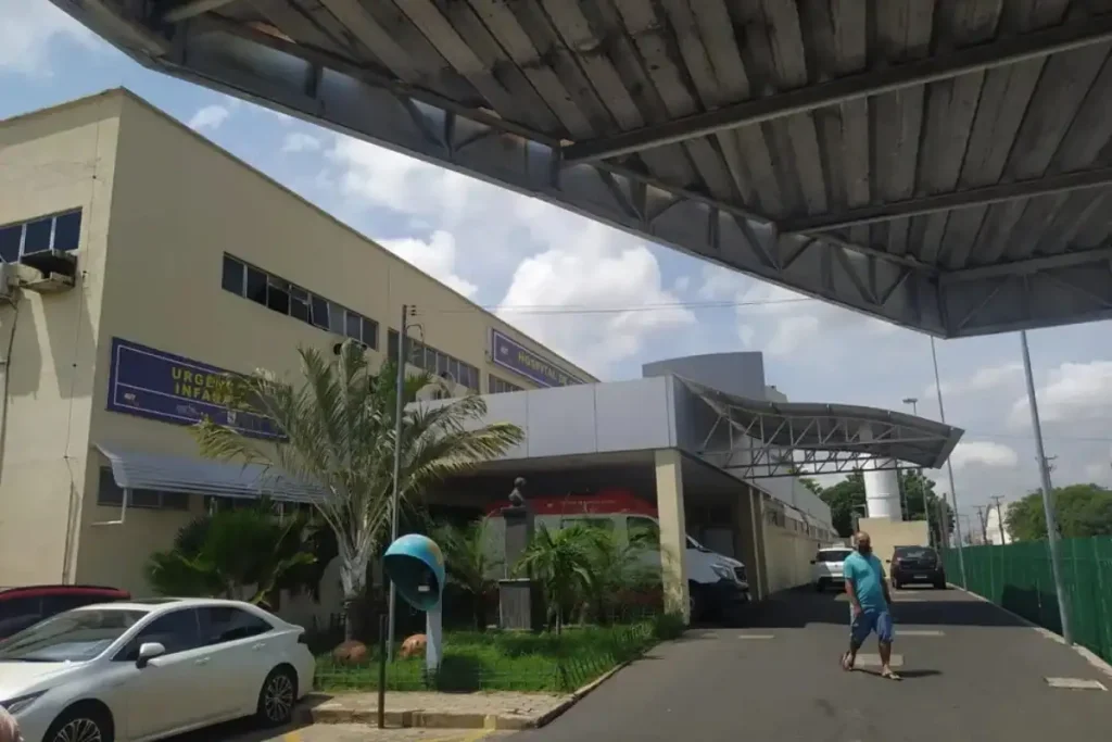 Foto da fachada do Hospital de Urgência de Teresina (HUT)