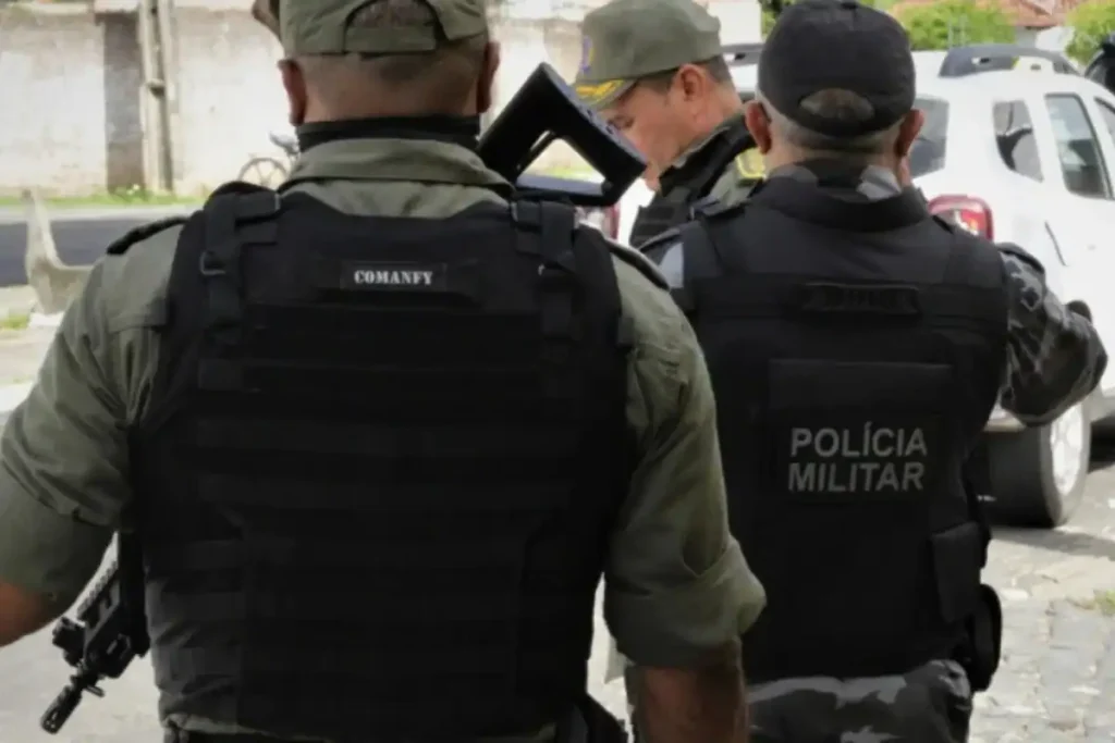 Policiais militares inspecionam a área após a morte do suspeito em Cocal