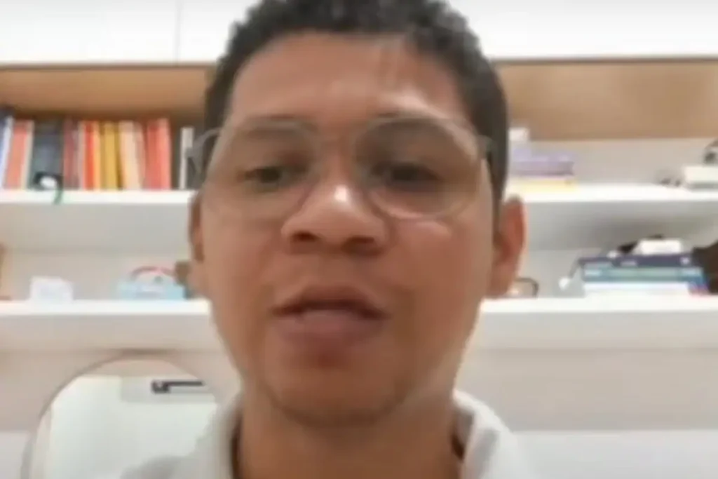 Professor de Batalha conquista medalha de ouro na OBMEP e entra para a elite da educação nacional 1 Professor Gerson, da cidade de Batalha (PI), exibe a medalha de ouro conquistada na OBMEP para professores