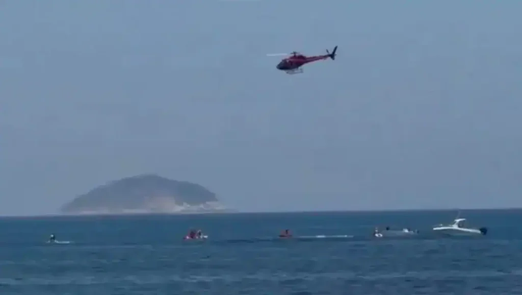 Equipes de resgate do Corpo de Bombeiros buscam destroços e vítima de ultraleve que caiu no mar de Copacabana, Rio de Janeiro.