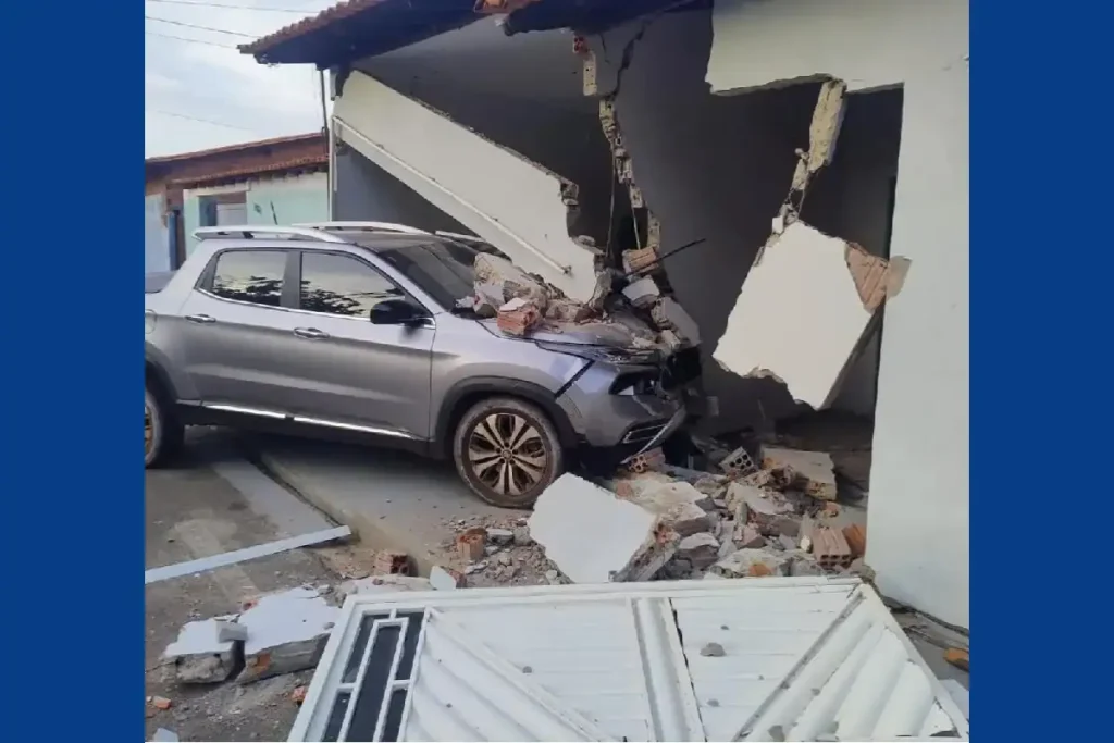 Carro invadiu e danificou parcialmente a estrutura da residência do vice-prefeito após perder o controle em Luzilândia, Piauí.