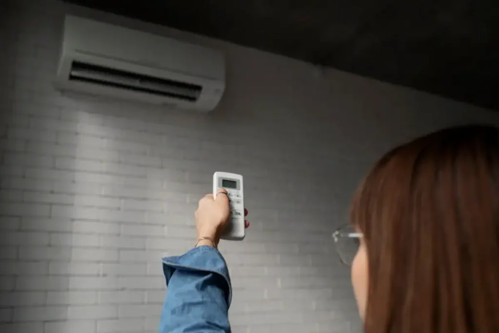 Aparelho de ar-condicionado Split Inverter instalado em uma parede branca, com o display digital exibindo a temperatura ambiente