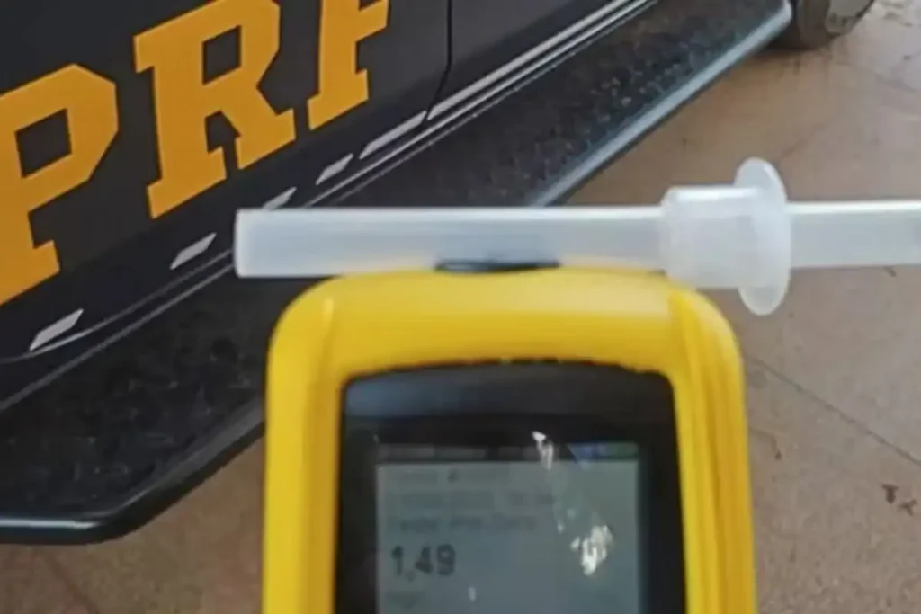 PRF deteve 210 condutores por embriaguez ao volante em rodovias do Piauí no ano de 2025 4 bafômetro