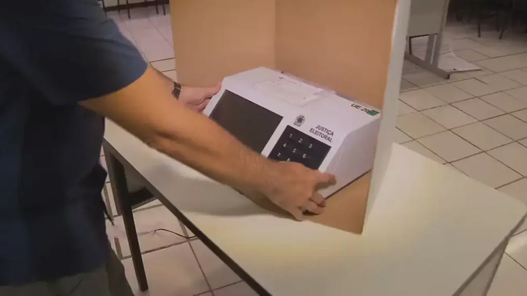 Eleições 2026: Piauí terá quase 2,7 milhões de eleitores e prazo para biometria se aproxima 6 Urna eletrônica com o mapa do Piauí ao fundo, simbolizando o processo eleitoral para 2026 no estado.
