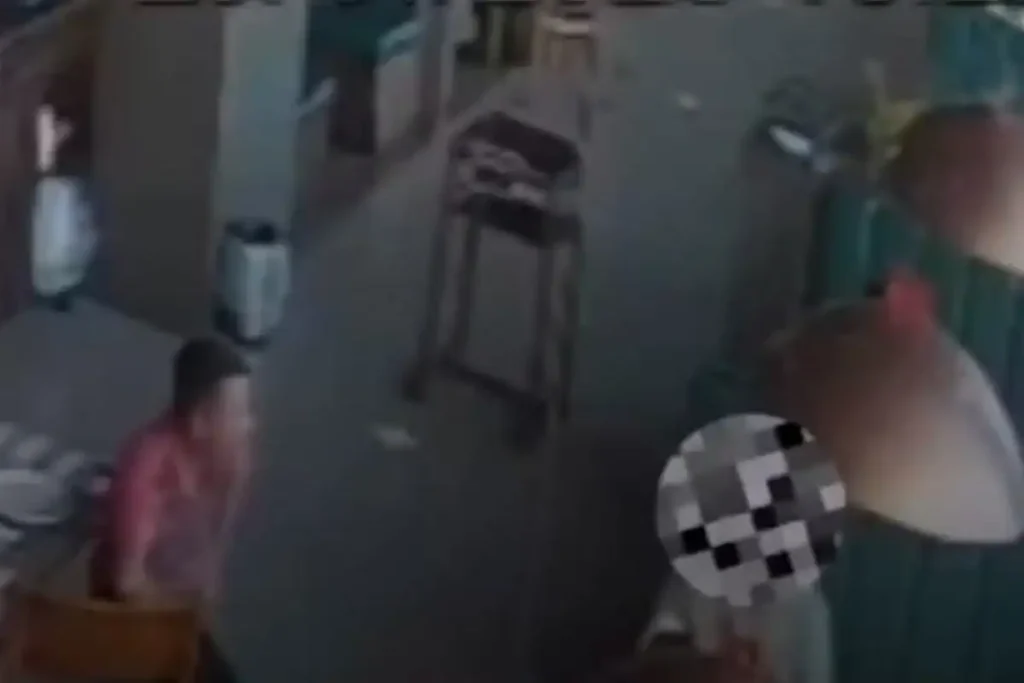 Juiz é assaltado em restaurante de Shopping em São Luís do Maranhão 1 Reprodução mostra magistrado sendo abordado em mesa de restaurante no Shopping da Ilha, em São Luís