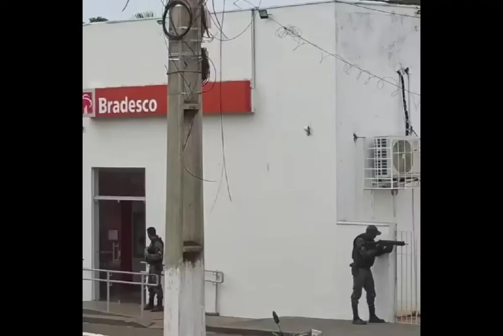 Policiais militares inspecionam e desativam simulacro de explosivo encontrado amarrado ao corpo do gerente bancário em Porto Franco, Maranhão