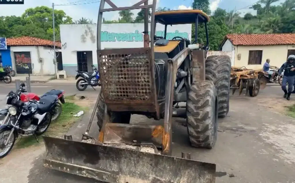 Retroescavadeira amarela em cena de acidente, representando o atropelamento de adolescente em Timbiras, Maranhão.