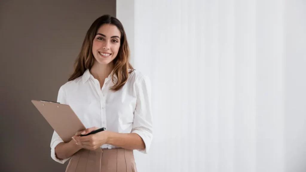 Vista frontal de uma elegante mulher de negócios segurando um caderno com espaço para copiar