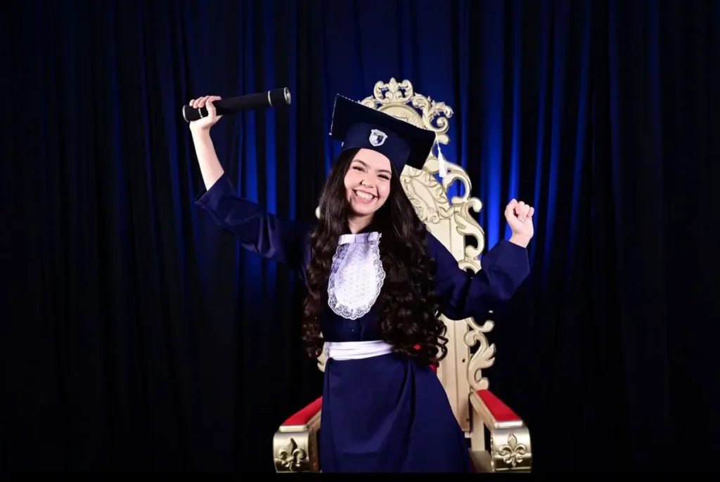 Anne Beatriz de Faria Soares, estudante aprovada em Medicina na UFPI, sorrindo.