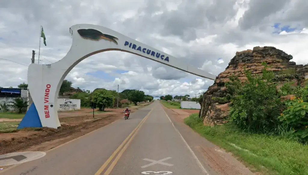 Cena de acidente na BR 343 em Piracuruca com carro envolvido e presença da PRF