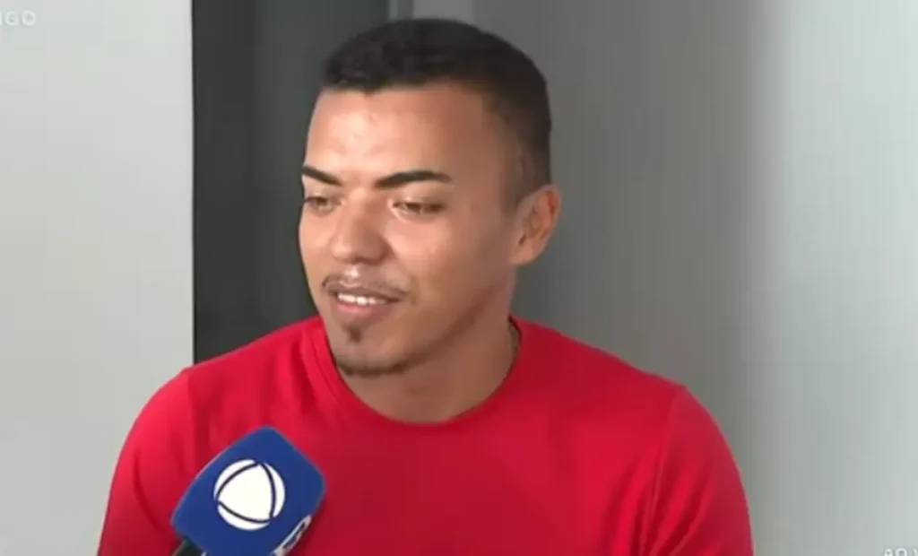 Jovem desempregado devolve Pix de R$ 200 mil recebido por engano em Goiânia 3 Mãos de jovem segurando smartphone com aplicativo bancário exibindo valor de Pix