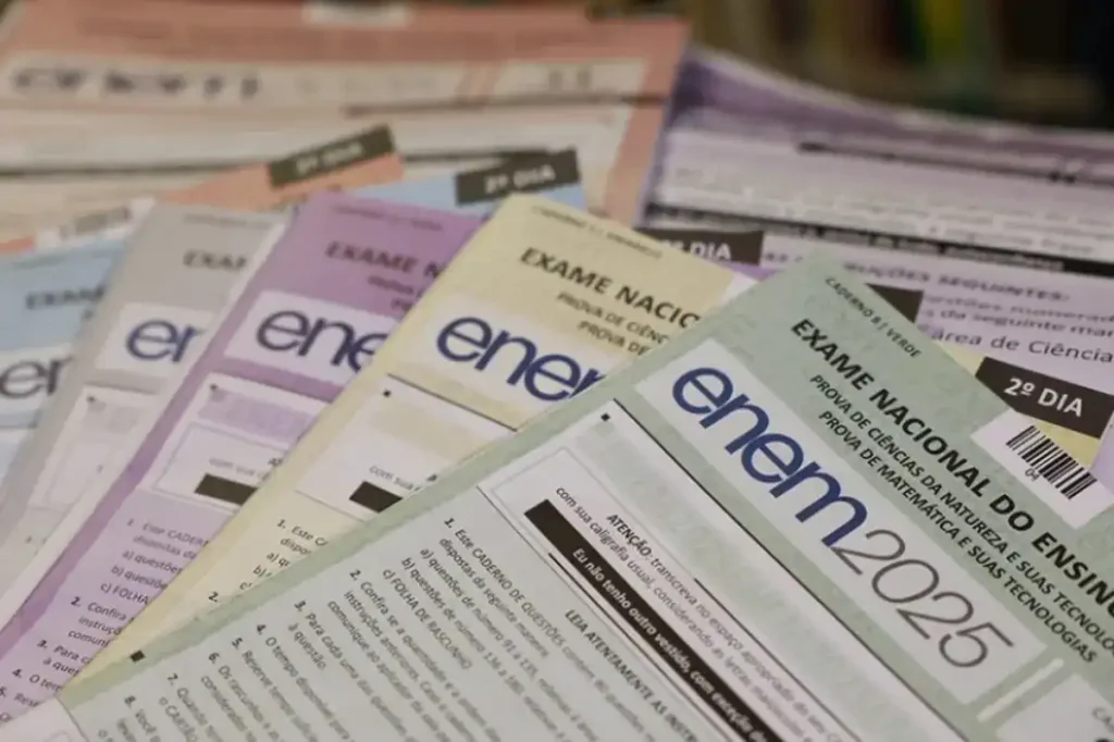 Jovem estudante acessa resultados do Enem em computador, com tela exibindo portal de acesso ao ensino superior.