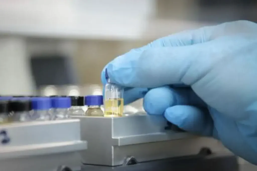 Laudo confirma metanol em bebidas que intoxicaram sete pessoas na Bahia 5 Garrafas de vodca ou destilados com rótulos genéricos, algumas com sinal de alerta ou interdição, representando o risco de contaminação por metanol em Ribeira do Pombal.