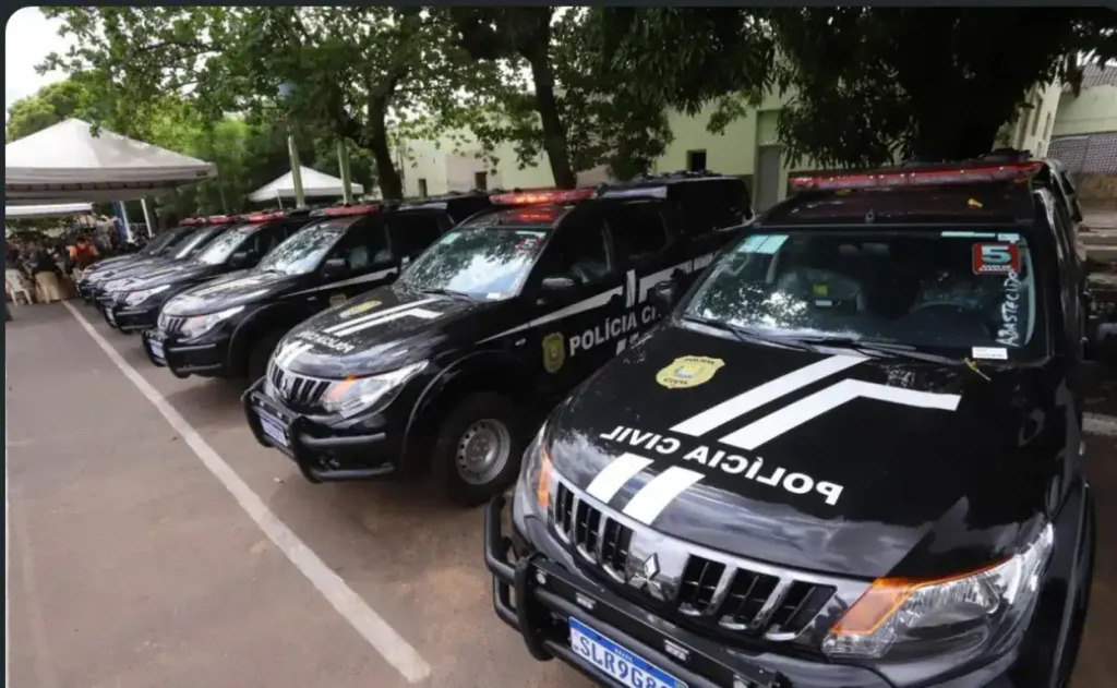Polícia prende suspeito de violência doméstica em Floriano 8 Policial civil em ação durante operação em Floriano, Piauí