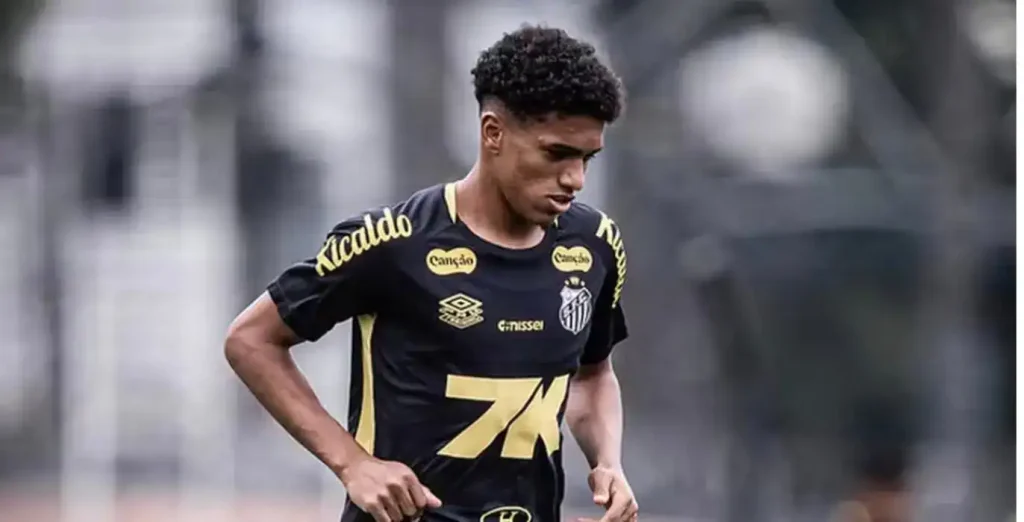 Santos vende lateral Souza ao Tottenham por 15 milhões de euros 4 Souza, lateral-esquerdo do Santos, em campo antes de sua transferência para o Tottenham.