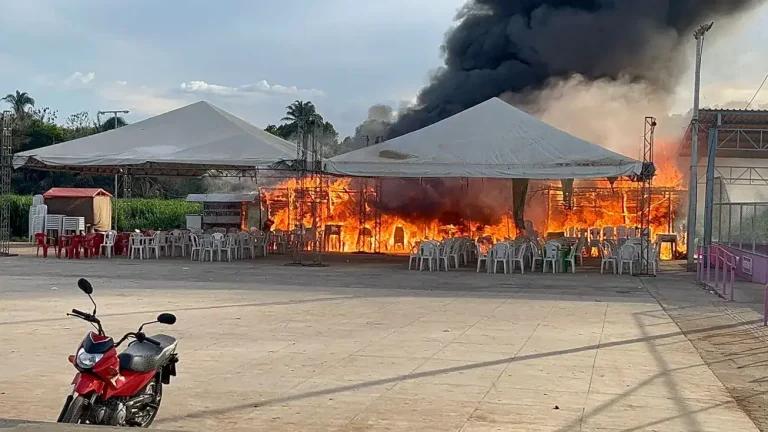Incêndio de grandes proporções destrói barracas de festejo em Lagoinha do Piauí