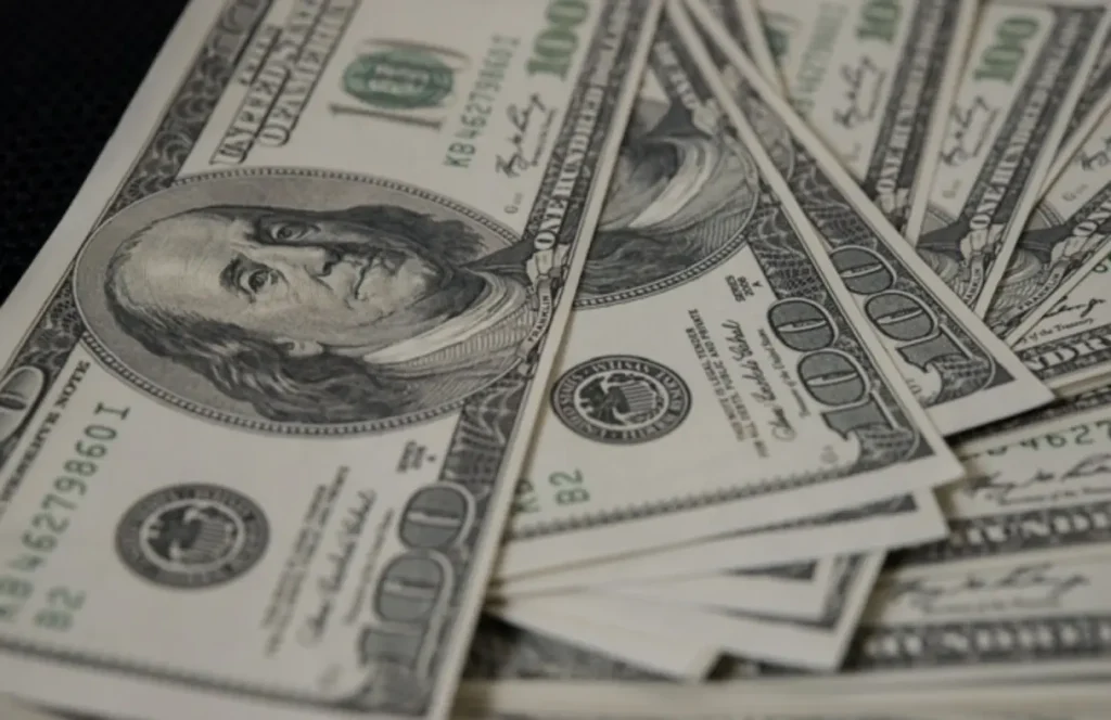 Representação gráfica do mercado financeiro com dólar, Ibovespa e o Federal Reserve, destacando flutuações econômicas.