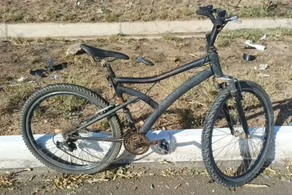 Equipes de perícia e polícia em local de atropelamento fatal na BR-407, Petrolina, onde casal morreu.