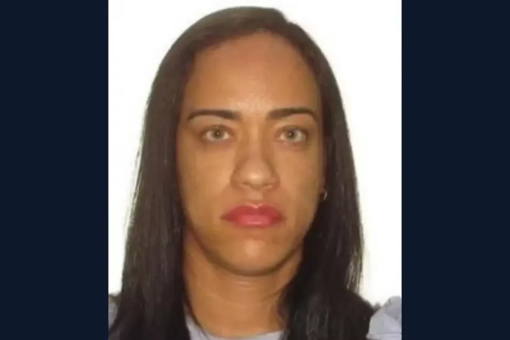 Viaturas da Polícia Civil estacionadas em frente a uma delegacia em Salvador, simbolizando a investigação de Jozeny Pereira dos Santos.