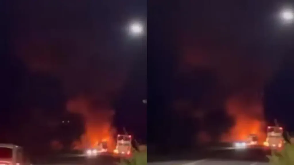 Ônibus de turismo pega fogo em rodovia de Floriano 3 Ônibus de turismo completamente tomado pelas chamas na BR-343, em Floriano, Piauí, durante a noite.