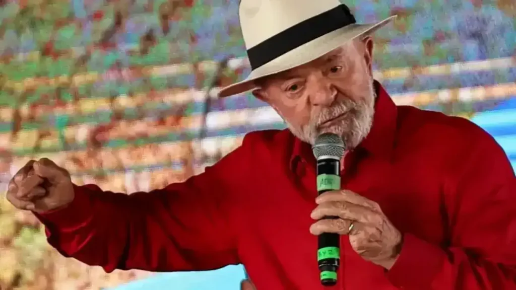 Governo Lula autoriza destinação de Smart TVs para presídios com detentos de alta periculosidade 4 Smart TVs sendo instaladas em cela de presídio federal para programa de cinema e ressocialização de detentos.