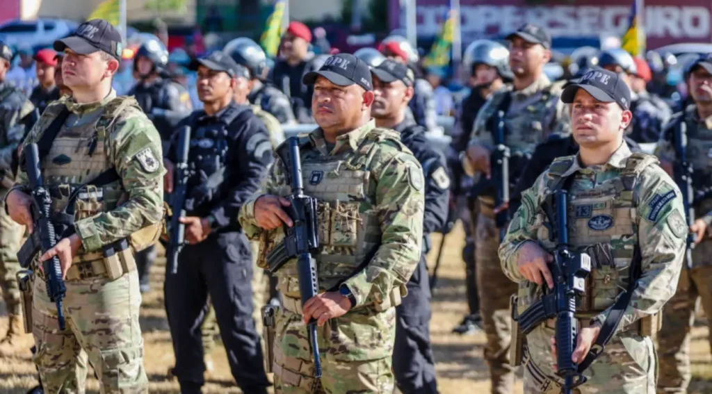 Policiais militares da PMPI em formação durante o lançamento das tropas para reforçar a segurança do Carnaval no Piauí.