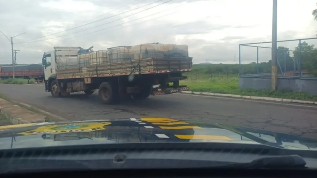 Tilápias vivas apreendidas em contêineres com resíduos de ácido sulfúrico no Piauí, destinadas ao descarte.