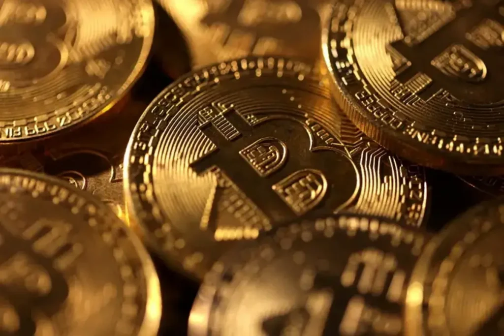 Gráfico de queda do bitcoin com símbolo BTC e indicadores de acumulação por grandes investidores institucionais