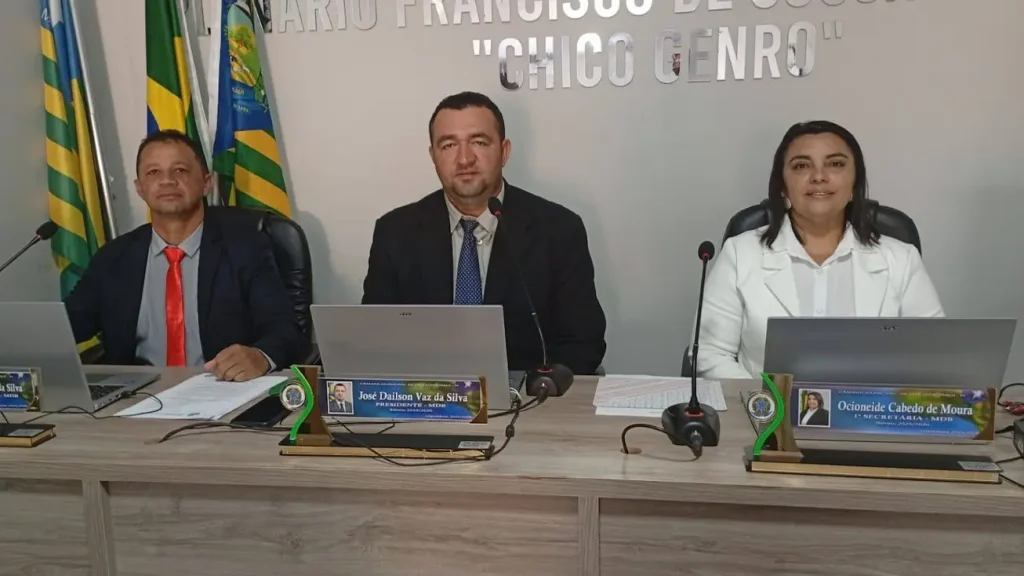 Vereadores da Câmara Municipal de Pajeú do Piauí em sessão plenária votando projetos de lei.