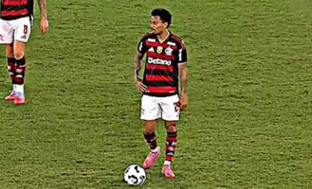 Allan, meio-campista que se transferiu para o Corinthians, em ação no campo