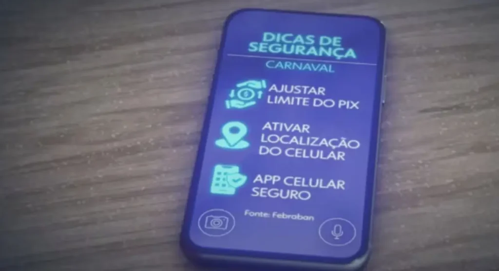 Foliões em bloco de Carnaval com celulares e cartões, atentos à segurança contra furtos e golpes.