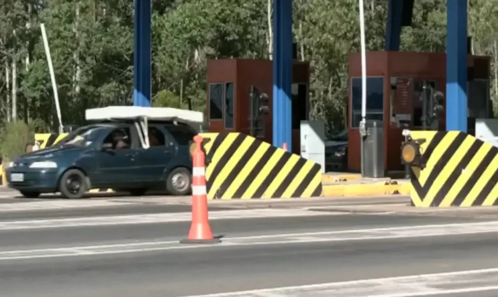 Agente da Polícia Rodoviária Federal (PRF) em fiscalização de trânsito em rodovia federal