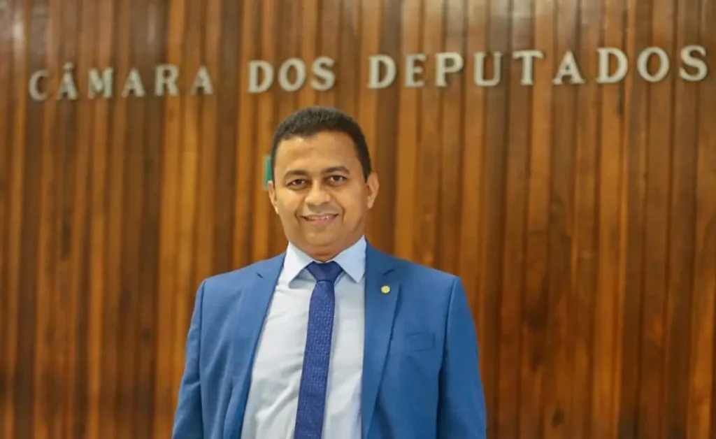 Deputado Dr. Francisco (PT/PI) em ambiente institucional, simbolizando sua nova função como coordenador da Bancada Federal do Piauí.