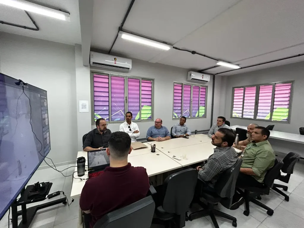 Representantes da SSP-PI, Piauí Gov Tech, shoppings e Caixa Econômica Federal em reunião para discutir a integração do sistema de videomonitoramento por inteligência artificial (SPIA) em Teresina.
