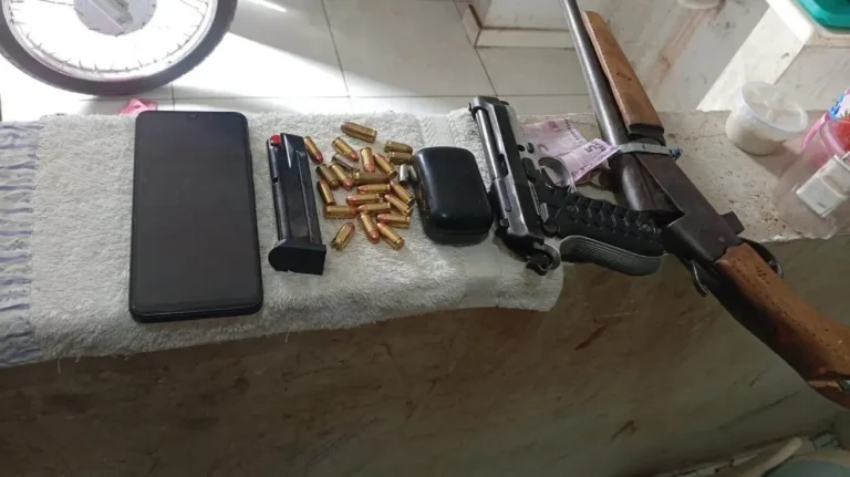 Operação em Água Branca prende 16 e apreende armas e drogas