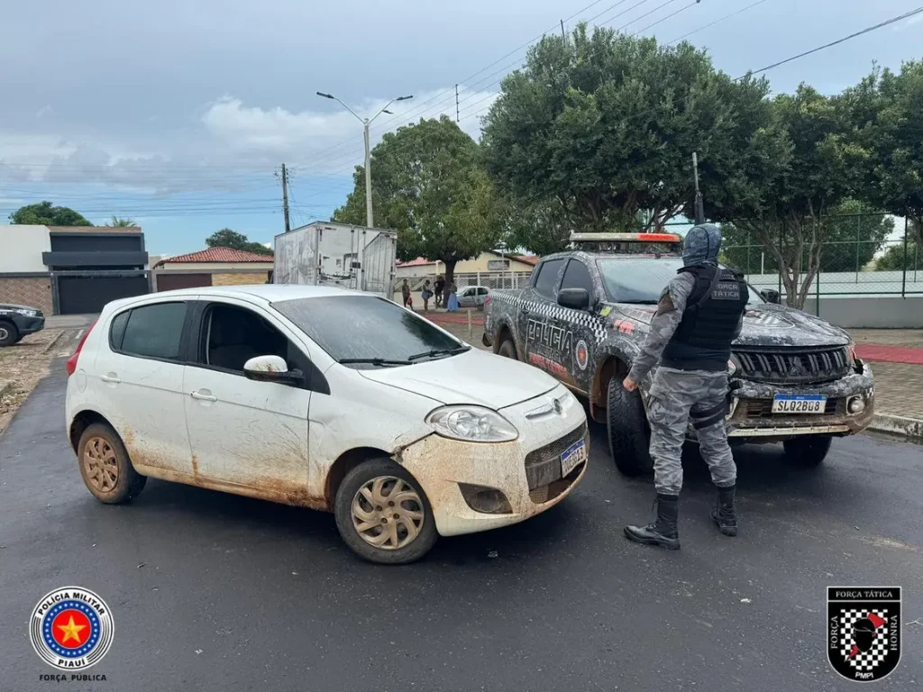 Polícia prende três suspeitos após perseguição e apreende drogas em São Raimundo Nonato 5 Itens apreendidos pela Força Tática da PM-PI, incluindo invólucros de crack, porções de maconha e cocaína, dinheiro, espingardas artesanais e celulares, dispostos sobre uma superfície.