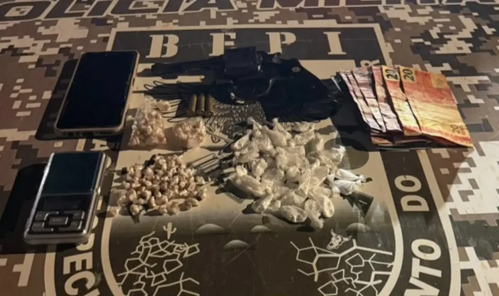 200 porções de crack e cocaína, revólver calibre .38, balança de precisão e dinheiro apreendidos pela Polícia Militar em Água Branca.
