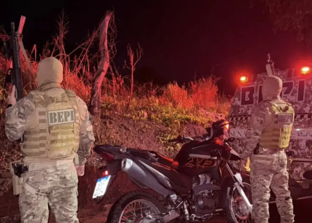 Revólver calibre .38, munições, porções de crack, cocaína, maconha, celulares e motocicleta apreendidos pela Polícia Militar do Piauí em Água Branca.
