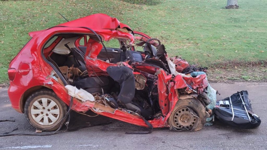Veículos destruídos após colisão frontal entre carro e carreta na BR-414 em Cocalzinho de Goiás, com equipes de resgate no local.