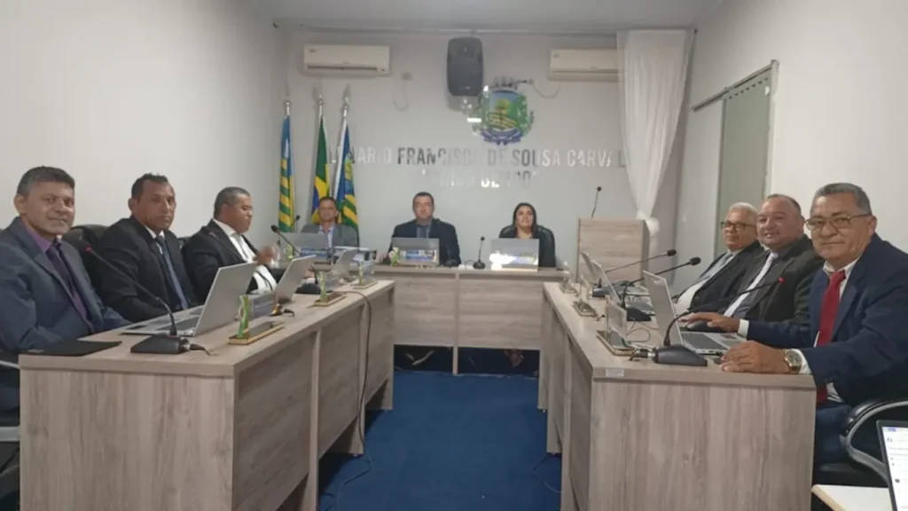 Vereadores da Câmara Municipal de Pajeú do Piauí em sessão plenária, discutindo projeto de Título de Cidadão Pajeuense.