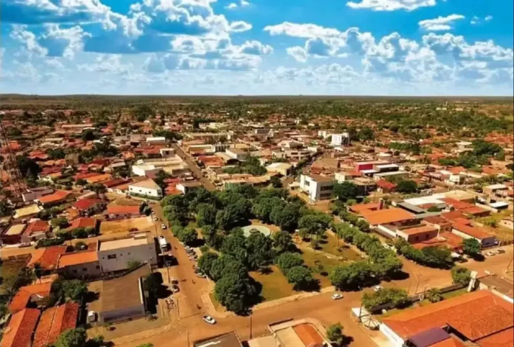 Viaturas da Polícia Civil em frente à delegacia de Colinas do Tocantins, local da prisão do pastor.
