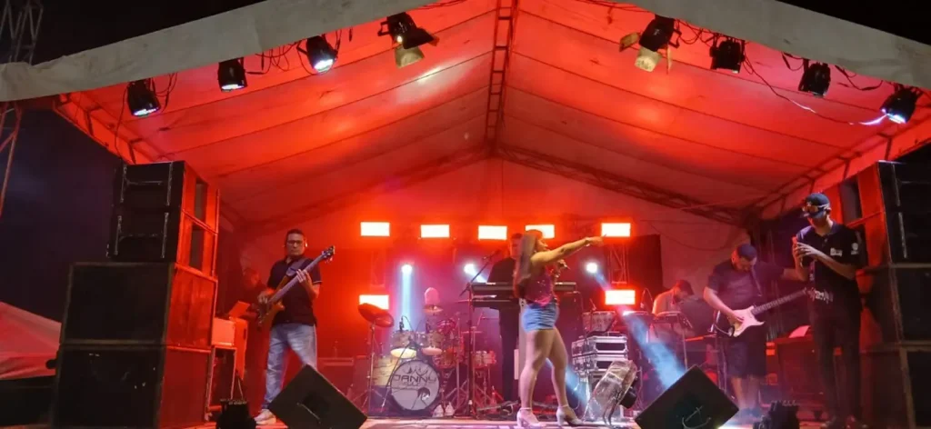 Público celebra o Carnaval 2026 em São Francisco do Maranhão com shows de Flávio Maranhão, Dany Mellody e Mulek Esticado na Avenida Governador Luís Rocha.