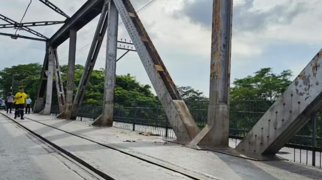 Passageira que seguia para entrevista de emprego morre em acidente de moto entre Teresina e Timon 9 Ponte Metálica interditada com equipes de resgate e perícia após acidente de motocicleta fatal
