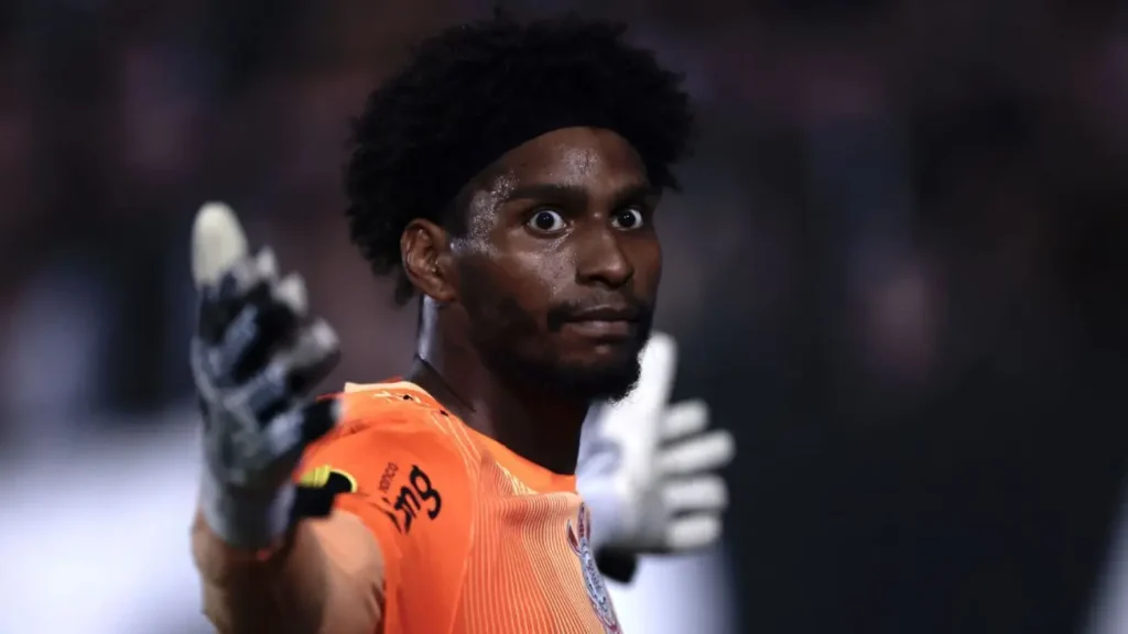 Goleiro Hugo Souza, do Corinthians, em ação no gramado do Estádio do Canindé, em São Paulo.