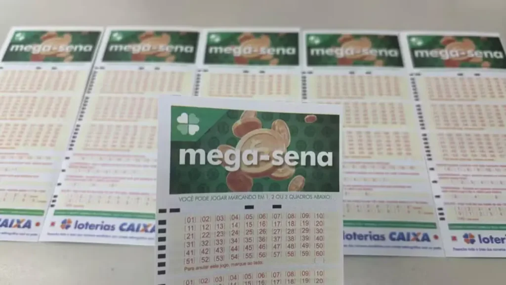 Aposta de Timon acerta quina da Mega-Sena e fatura R$ 43,8 mil 7 Números sorteados da Mega-Sena 2973, bilhete de loteria e cédulas de dinheiro