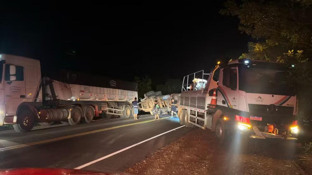 Vagão de caminhão tombado com grãos de milho espalhados na pista da PI-324 em Uruçuí.