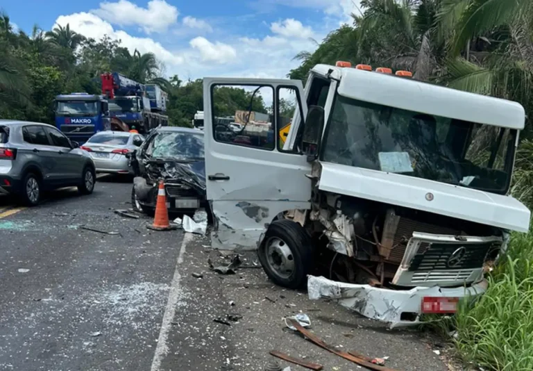 Acidente com quatro veículos deixa dois feridos e causa congestionamento na BR 316