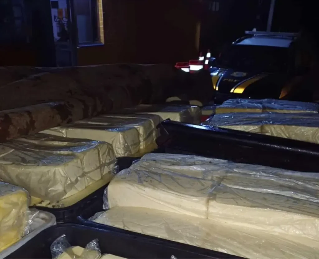 Polícia Rodoviária Federal (PRF) fiscaliza e apreende 3,5 toneladas de queijo coalho em caminhão sem refrigeração na BR-316 em Picos, Piauí.